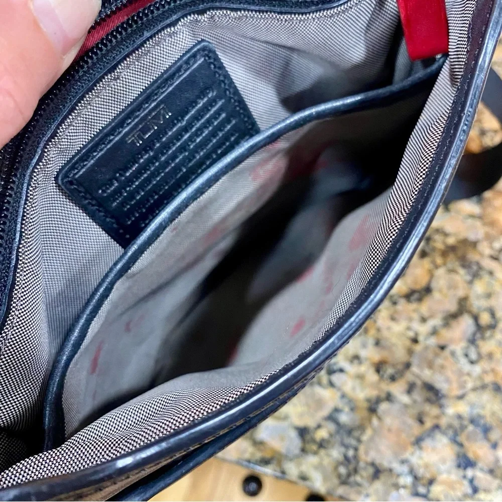Tumi Black Leather Crossbody “ Map Bag” pre-loved , nice looking Tumi —Unisex - Picture 5 of 16